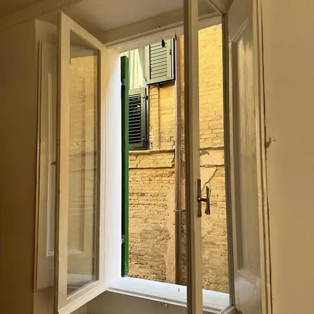 아파트 Historic Old Townhouse In Center Of 키에티