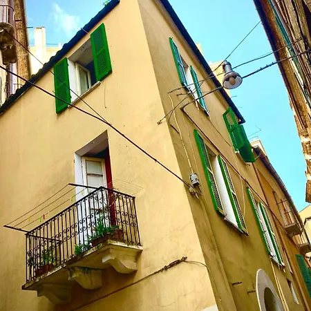 Historic Old Townhouse In Center Of