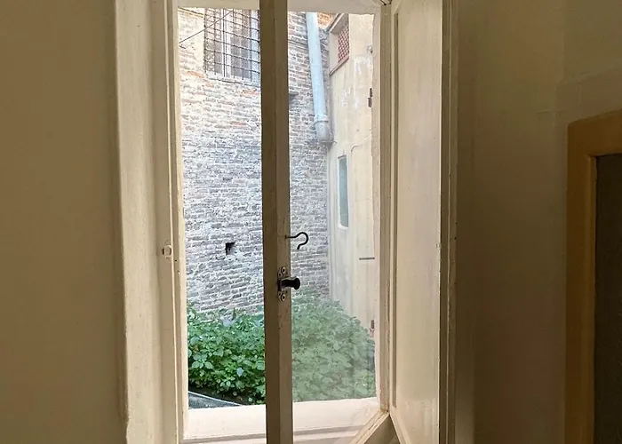 Historic Old Townhouse In Center Of *