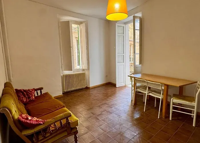 Historic Old Townhouse In Center Of *