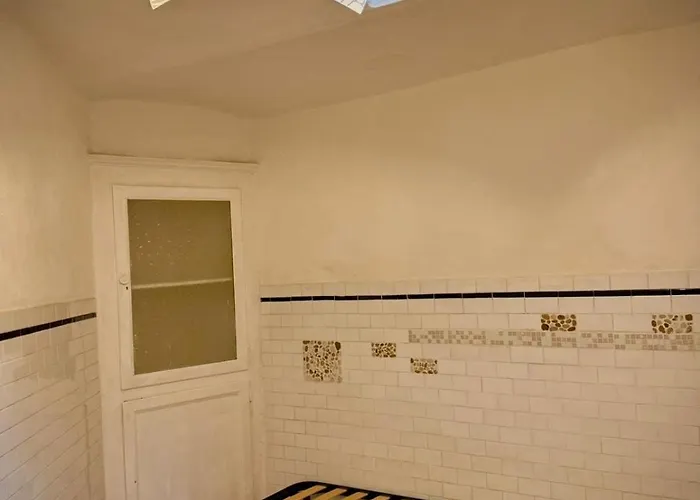 Historic Old Townhouse In Center Of *