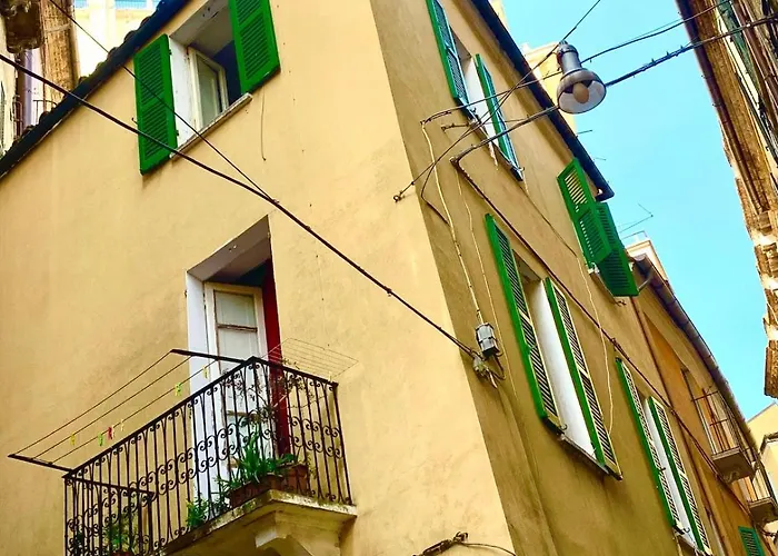 Historic Old Townhouse In Center Of